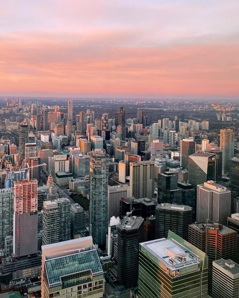 vue de la ville de Toronto et de ses grattes-ciel avec un ciel rose