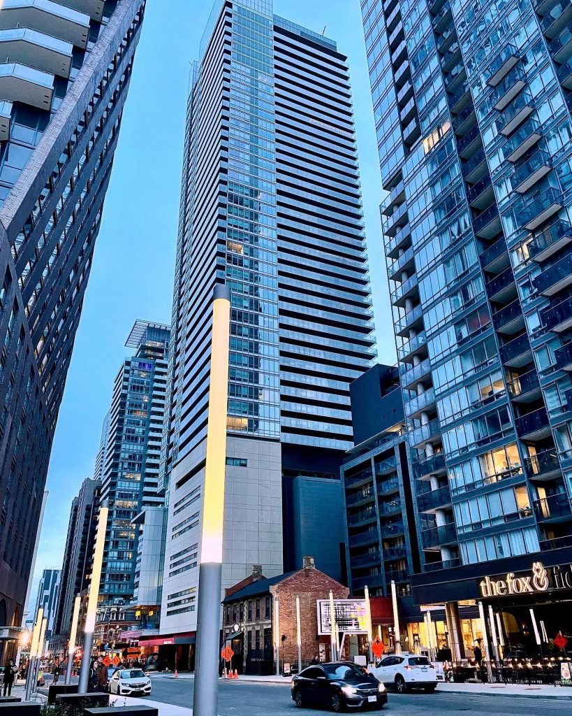bâtiments, grattes-ciel vus d'en bas au coeur de Toronto