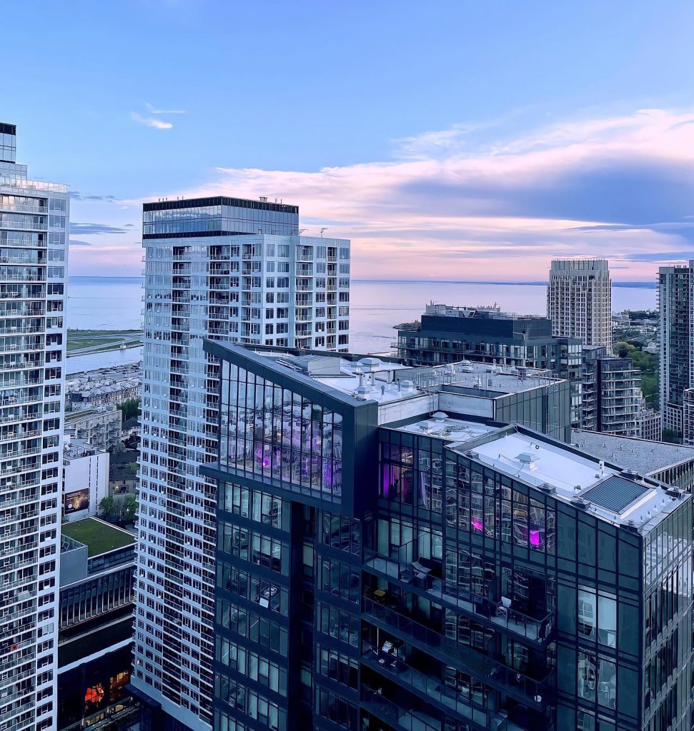 paysage avec des grattes ciel à Toronto avec un ciel bleu et rose