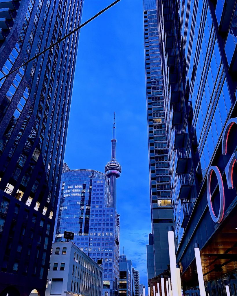 la CN Tower vue de loin à Toronto