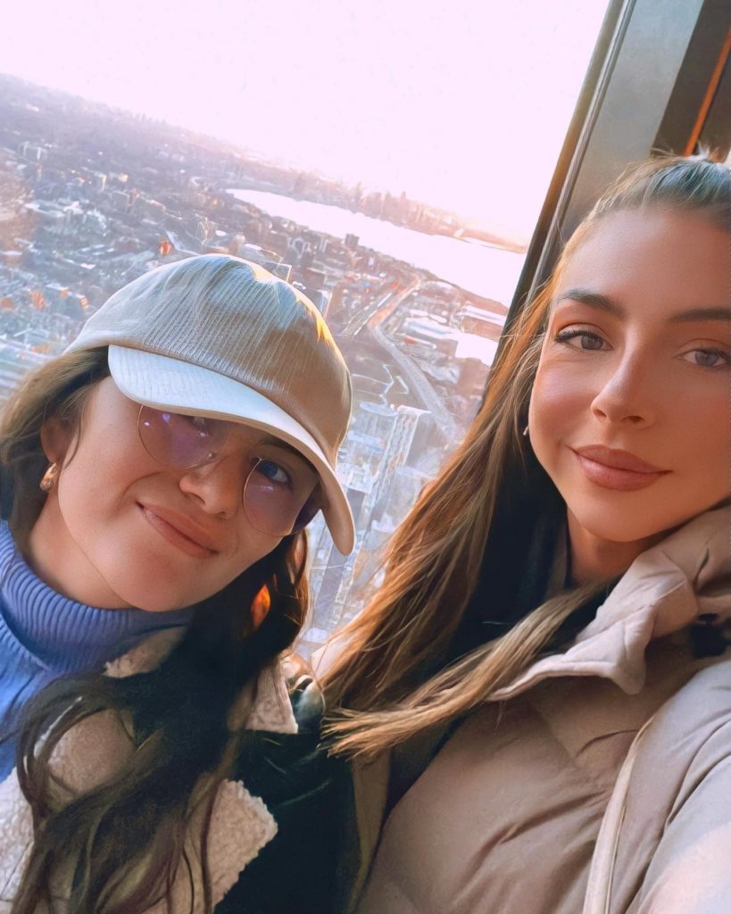 selfie de deux filles avec la vue de Toronto avec les grattes ciel en fond