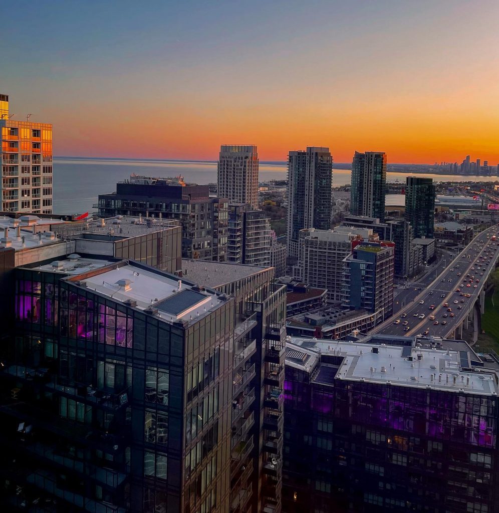 Paysage avec la mer, les grattes-ciel et un coucher de soleil orange à Toronto 