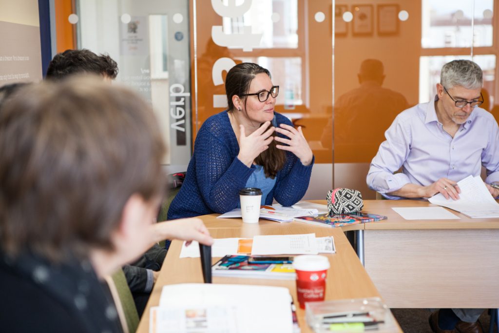 Un groupe de participants en cours d’anglais pendant un séjour linguistique sénior à l’étranger