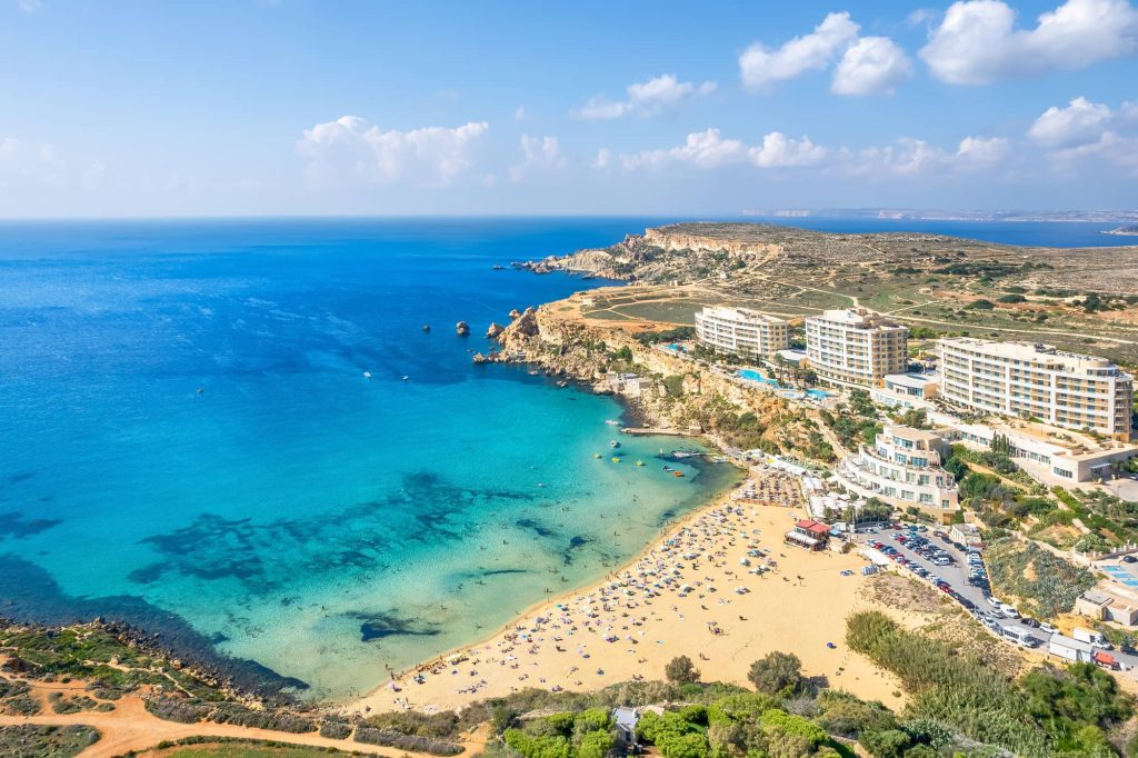 Falaises de Dingli sous le soleil maltais, avec vue sur la mer Méditerranée.