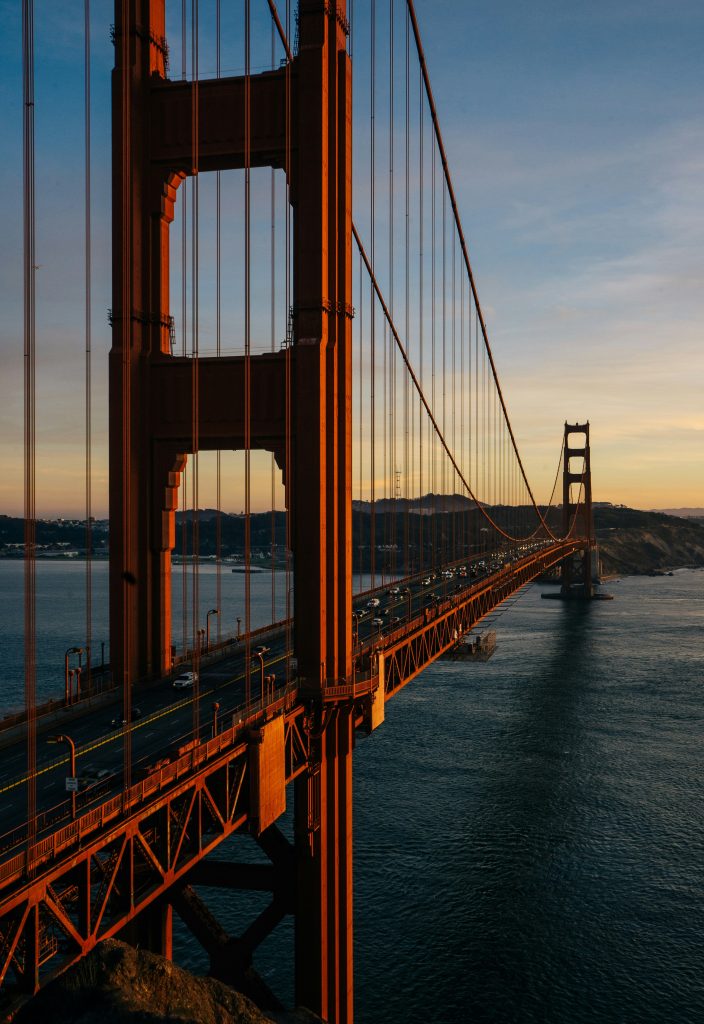 Le Golden Gate Bridge à San Francisco, emblème de la côte Est ou côte Ouest, combinant modernité et nature.