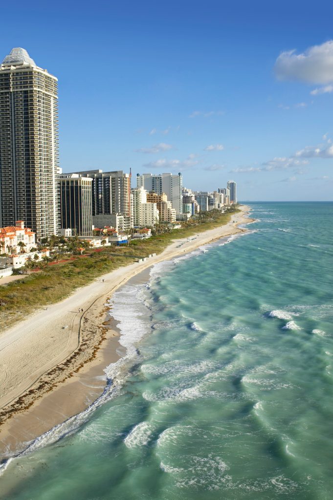 Plages ensoleillées de Miami, une destination idéale de la côte Est ou côte Ouest, connue pour sa culture latine et sa vie nocturne.