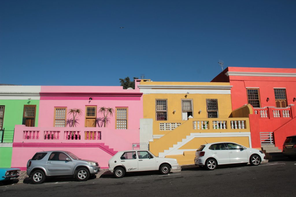 Balade dans le quartier coloré de Bo-Kaap, une activité Cape Town incontournable pour plonger dans la culture locale et ses traditions