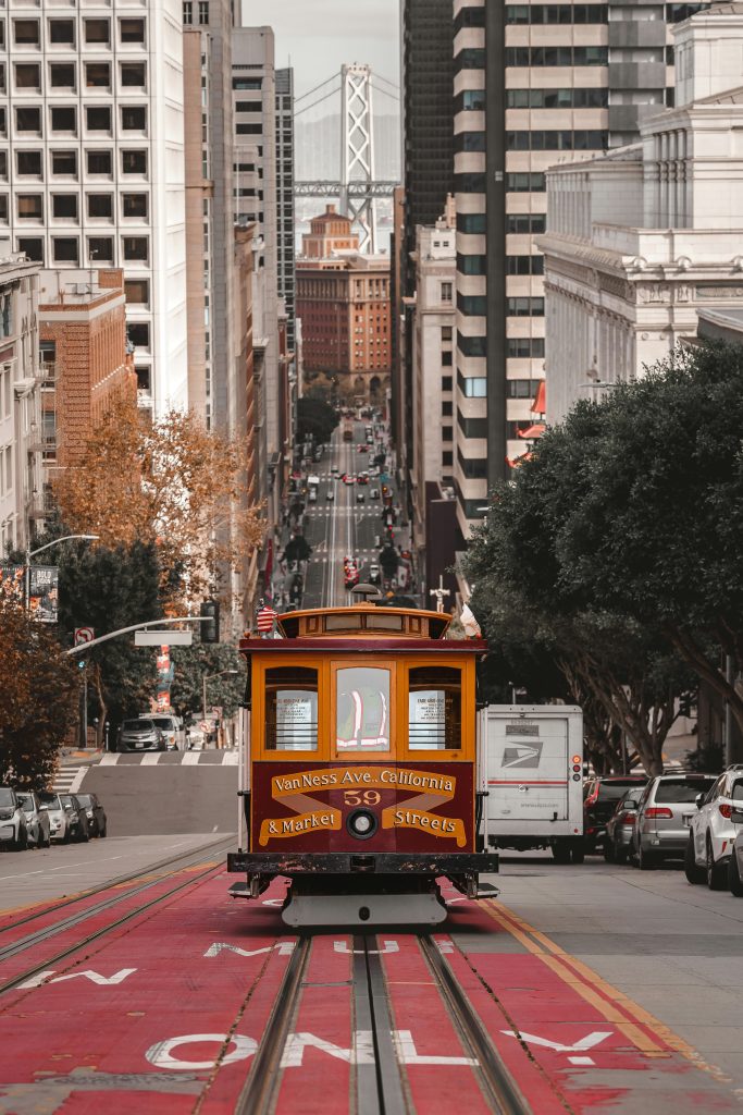Vue de San Francisco, une ville renommée pour sa technologie et ses paysages magnifiques.
