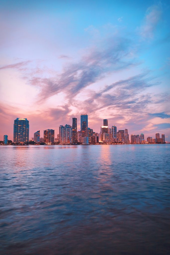 La plage de Miami, représentant la côte Est ou côte Ouest, avec son ambiance décontractée et ses températures idéales.