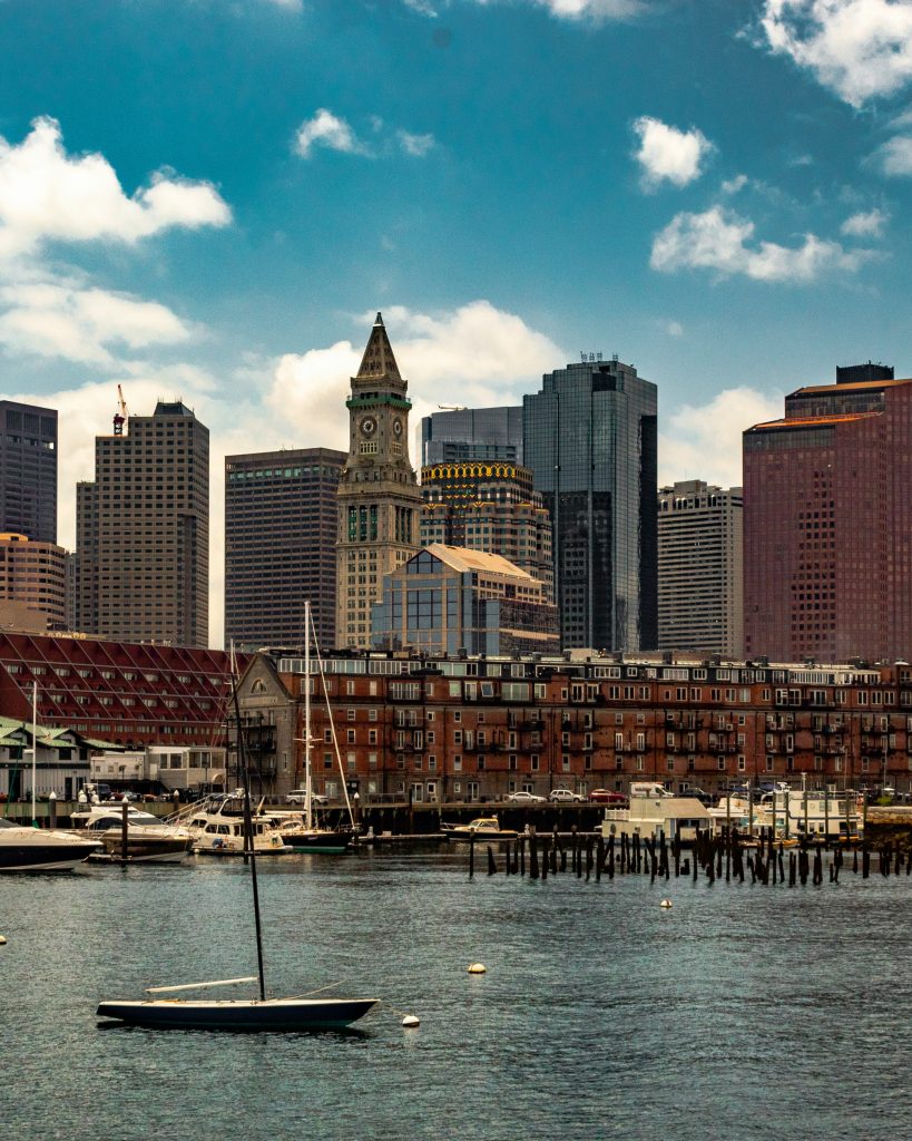 Vue sur Boston, ville historique de la côte Est ou côte Ouest, alliant traditions et modernité pour une expérience unique.