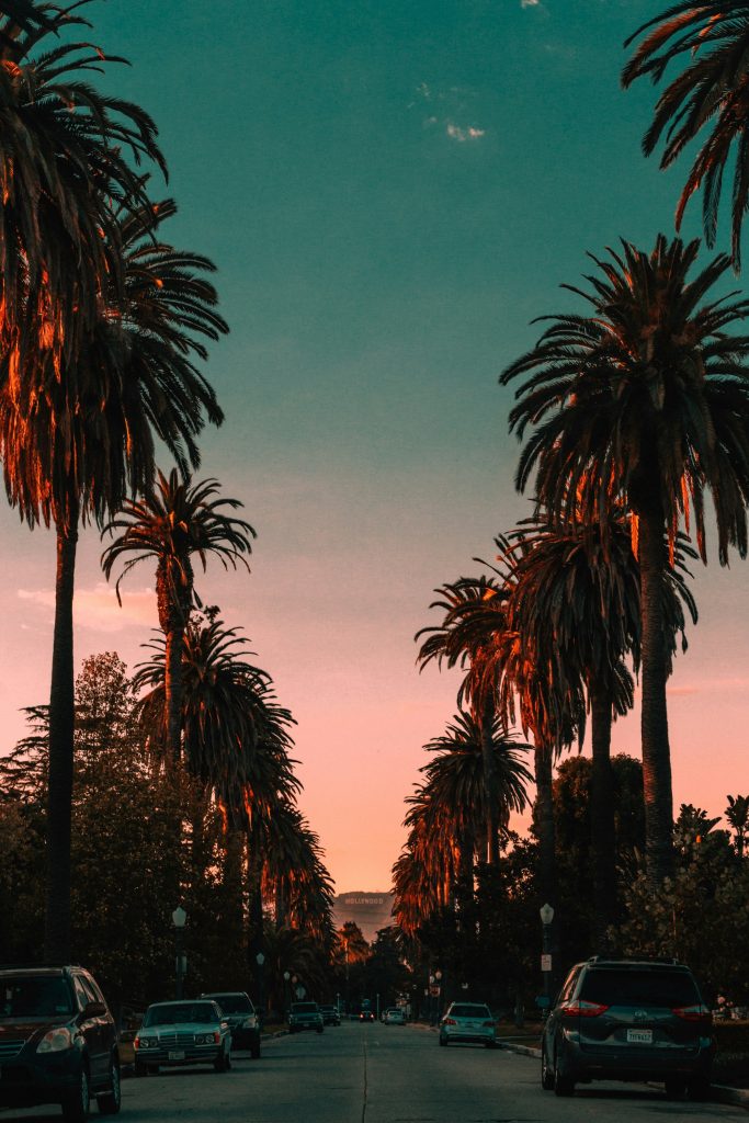 Coucher de soleil sur Los Angeles, une ville avec son ambiance décontractée et ses plages mythiques.