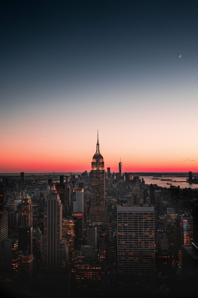 Les grattes-ciel de New York, une destination incontournable de la côte Est ou côte Ouest, offrant une ambiance unique.
