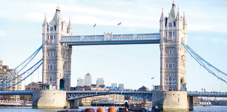 summer camp royaume uni tower bridge