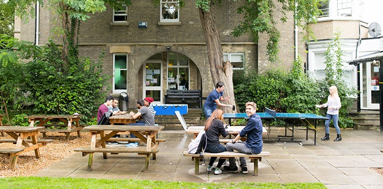 ecole d anglais kaplan cambridge terrasse